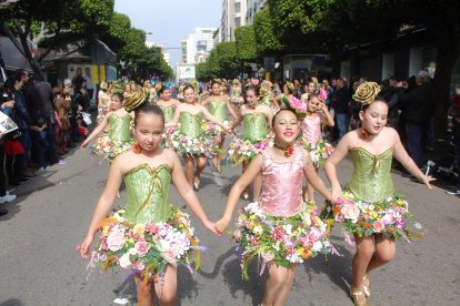 Comparsas y grupos de baile de Levante y Poniente en el Desfile de Carnaval.