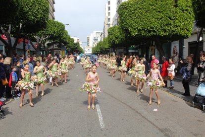Comparsas y grupos de baile de Levante y Poniente en el Desfile de Carnaval.