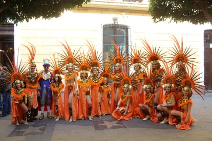 Comparsas y grupos de baile de Levante y Poniente en el Desfile de Carnaval.