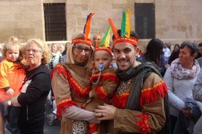 Comparsas y grupos de baile de Levante y Poniente en el Desfile de Carnaval.