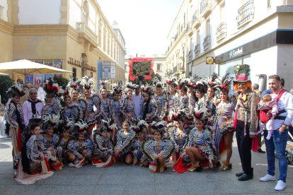 Comparsas y grupos de baile de Levante y Poniente en el Desfile de Carnaval.