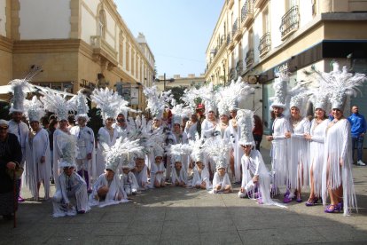 Comparsas y grupos de baile de Levante y Poniente en el Desfile de Carnaval.