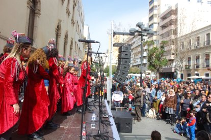 Comparsas y grupos de baile de Levante y Poniente en el Desfile de Carnaval.