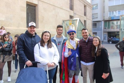 Comparsas y grupos de baile de Levante y Poniente en el Desfile de Carnaval.