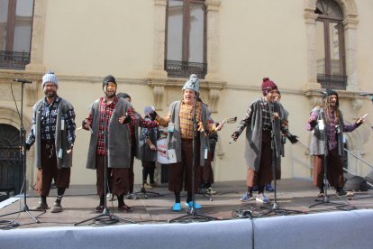 Comparsas y grupos de baile de Levante y Poniente en el Desfile de Carnaval.