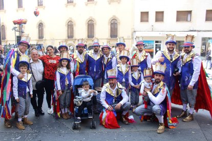 Comparsas y grupos de baile de Levante y Poniente en el Desfile de Carnaval.