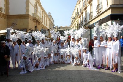 Comparsas y grupos de baile de Levante y Poniente en el Desfile de Carnaval.