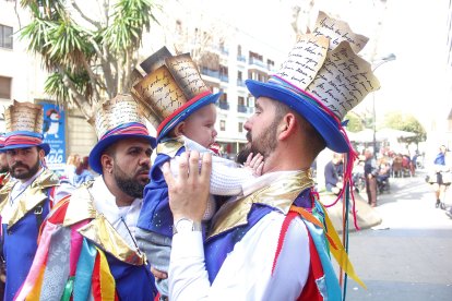 Comparsas y grupos de baile de Levante y Poniente en el Desfile de Carnaval.