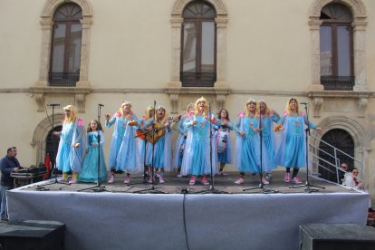 Comparsas y grupos de baile de Levante y Poniente en el Desfile de Carnaval.