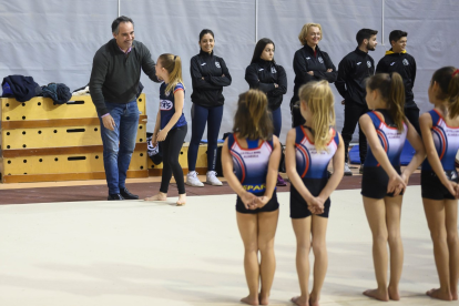 Saludando al concejal de Deportes.
