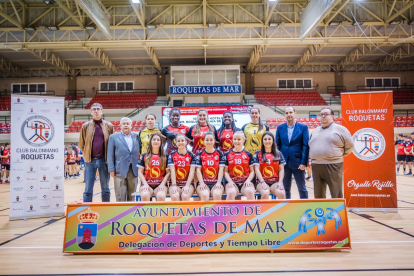 Jose Juan Rubí posa con las mayores de la clase.