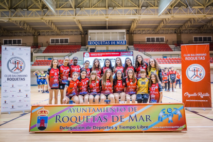las jugadoras cadetes haciendo grupo.