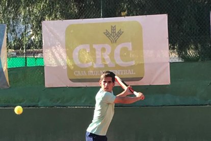 Listo para golpear el revés a una mano.