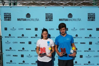 Con los trofeos soñando con sus ídolos.