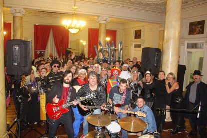 Cena-baile de Carnaval que acogió el salón noble del Círculo.