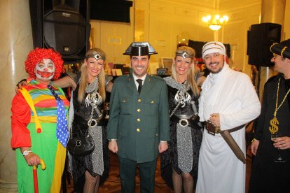Cena-baile de Carnaval que acogió el salón noble del Círculo.