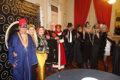 Cena-baile de Carnaval que acogió el salón noble del Círculo.