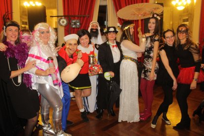 Cena-baile de Carnaval que acogió el salón noble del Círculo.