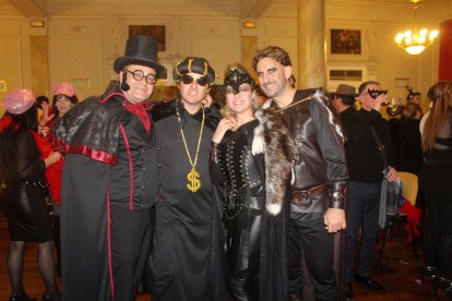 Cena-baile de Carnaval que acogió el salón noble del Círculo.