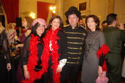 Cena-baile de Carnaval que acogió el salón noble del Círculo.