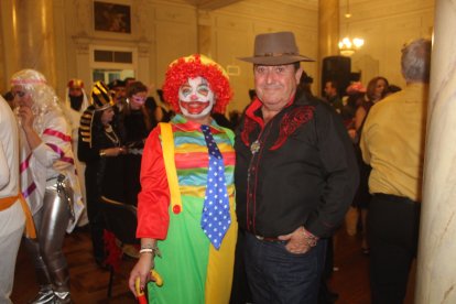 Cena-baile de Carnaval que acogió el salón noble del Círculo.