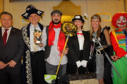 Cena-baile de Carnaval que acogió el salón noble del Círculo.