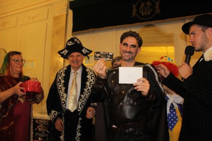 Cena-baile de Carnaval que acogió el salón noble del Círculo.