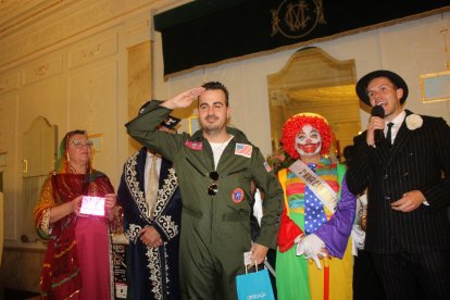 Cena-baile de Carnaval que acogió el salón noble del Círculo.
