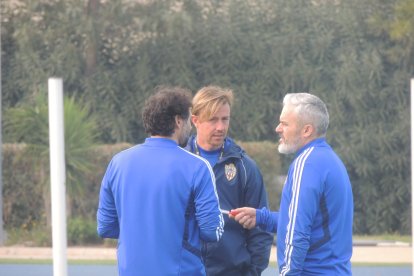 Guti habla con Jesús Muñoz y Víctor Mañas.