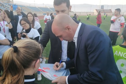 Firmando una camiseta.