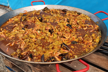 Una paella gigante con frutos del mar.