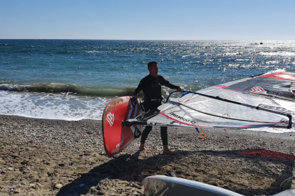 Preparado para disfrutar del windsurf.
