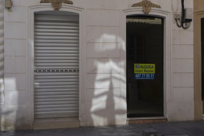 Persianas cerradas en el corazón de la ciudad.
