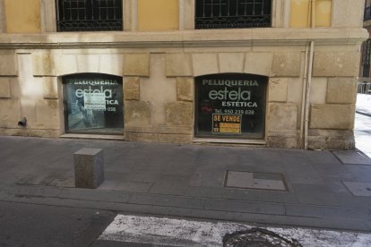 Los carteles de Se alquila o Se vende son más frecuentes en el centro.