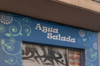 Persianas cerradas en el corazón de la ciudad.