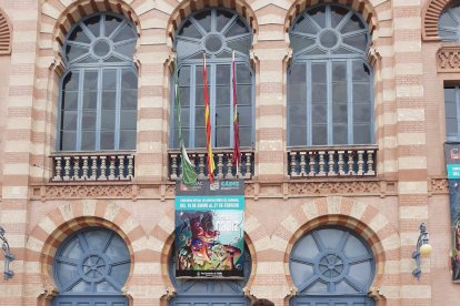 La Peña Los Primos a las puertas del Teatro Falla.