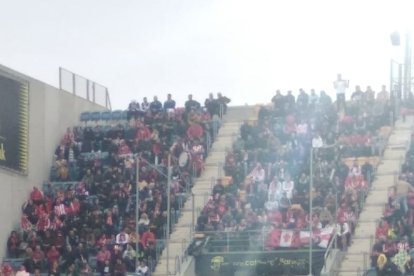 Color rojiblanco en el campo del Cádiz.