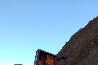 El camión ha necesitado ser rociado con espuma para no incendiarse.