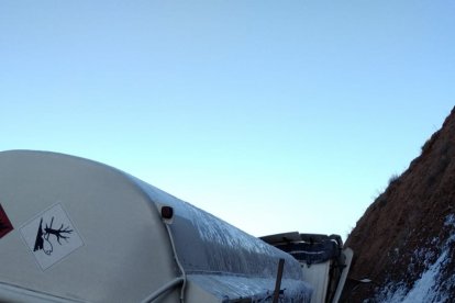 El camión ha volcado en la A-7 y ha provocado retenciones.