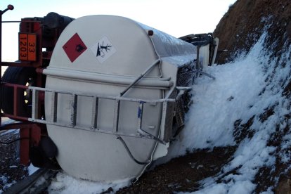 El camión ha volcado en la A-7 y ha provocado retenciones.