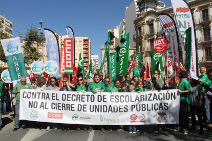 Manifestación contra el nuevo decreto de escolarización celebrada en Almería.