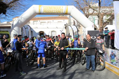 El alcalde de Uleila en el corte de cinta.