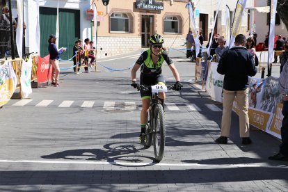 María Esther Garvi cruzando la meta.