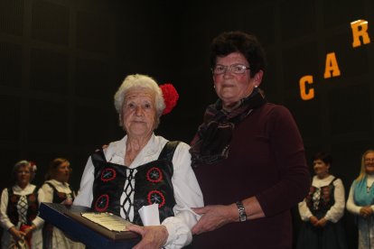 Encarna Sola recibe una placa conmemorativa de la asociación de manos de la concejala Ángeles Rubira.