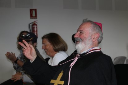 Antonio Fernández oficia la misa en el Teatro.