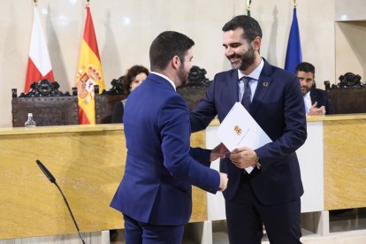 Toma de posesión de los doce nuevos funcionarios.