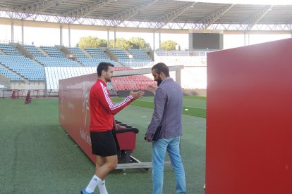 El Assy saluda a Juan Muñoz.