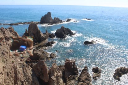 Garrafa azul en el paisaje idílico del Arrecife de las Sirenas, vista desde el mirador del Faro del Cabo de Gata.