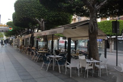 Aspecto de la terraza de la cafetería en el Paseo de Almería.