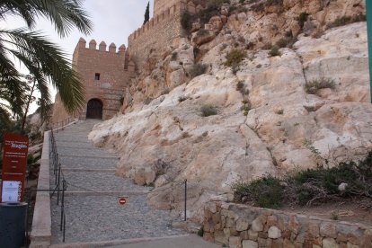 La entrada a la Alcazaba con la cadena y señal de prohibido el paso.